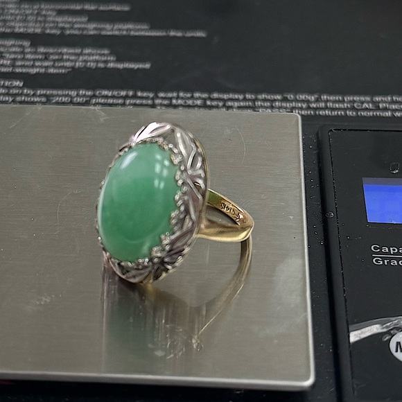 Elegant Mid- Century Green Jade and 14K yellow and white Gold Ring - Picture 2 of 16